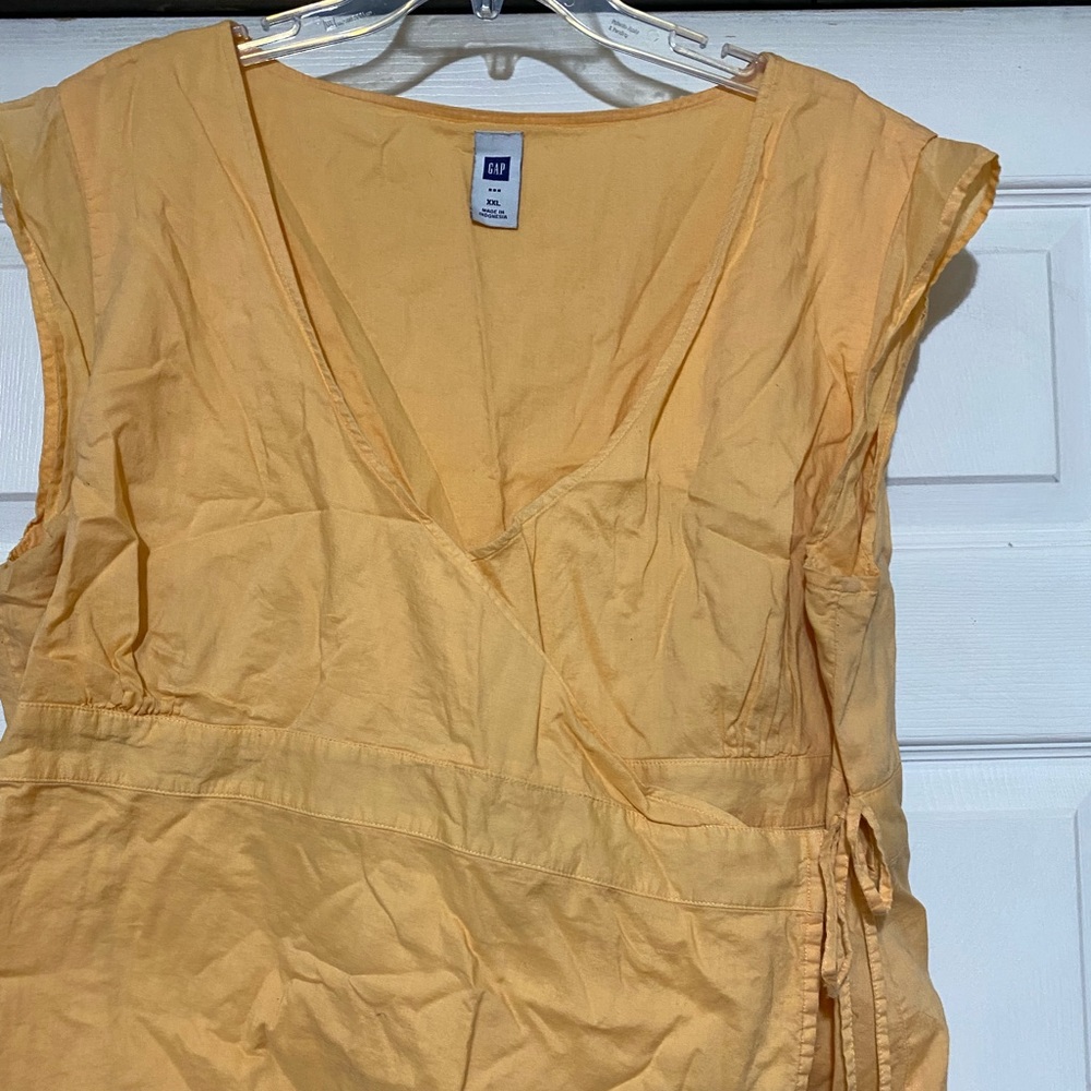 Gap V neck top